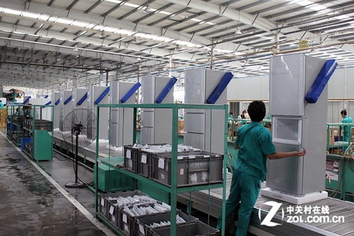 抽真空與灌氟操作完成 美菱BCD-450ZE9B冰箱總裝待檢